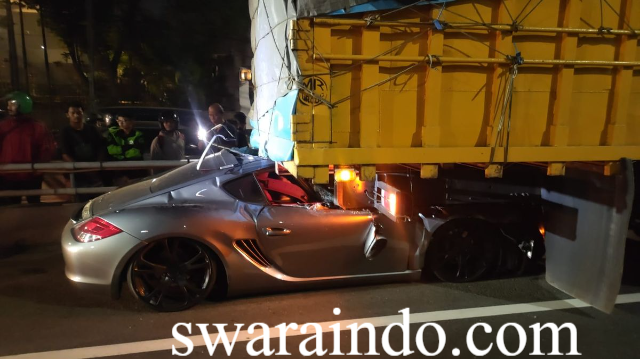 Pegemudi Mobil Porsche Tewas Menabrak Pantat Truk di Tol